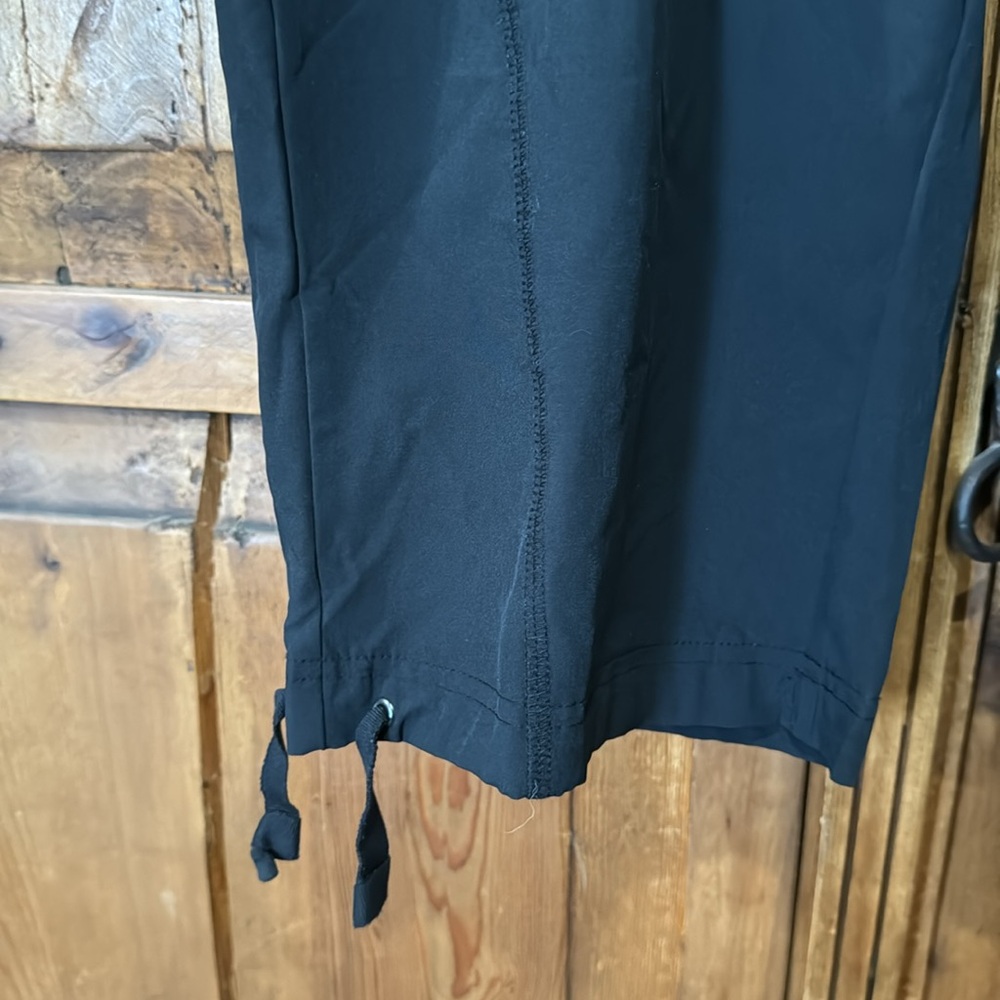 BCG capris in 88% polyester and 12% spandex. - Picture 2 of 5